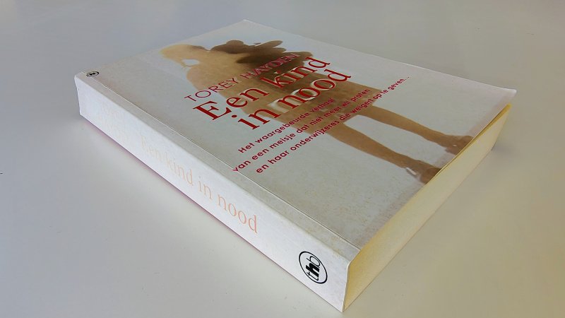 Tweedehands boek: Een kind in nood van auteur Torey L. Hayden - Paperback met rechte rug en leesvouwen. Lichte gebruikerssporen randen kaft.  Verkleuring bladzijdes als in pocket, verder onbeschreven en netjes.