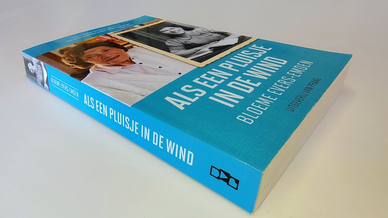 Tweedehands boek: Als een pluisje in de wind van auteur Bloeme Evers-Emden - Paperback met licht scheefgelezen ruggetje en leesvouwen. Gebruikerssporen puntjes kaft. Lichte verkleuring kaft. Binnenwerk keurig netjes en onbeschreven