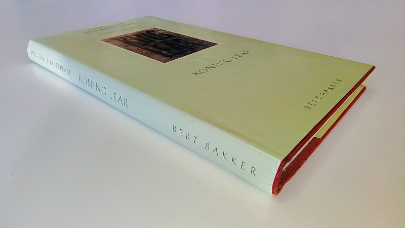 Tweedehands boek: Koning Lear van auteur William Shakespeare, Gerrit Komrij - Hardcover met stofomslag. Omslag lichte verkleuring en gebruikerssporen. Binnenwerk onbeschreven en netjes.
