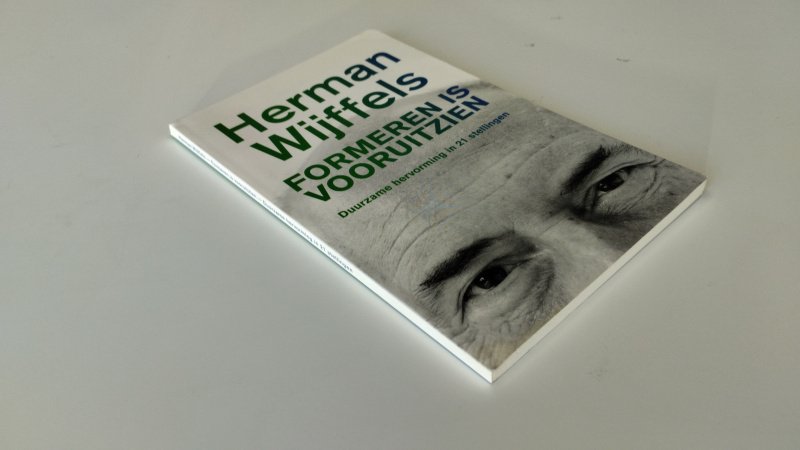 Tweedehands boek: Formeren is vooruitzien van auteur Herman H.F. Wijffels - In goede staat. Nederlandstalige paperback, heel lichte verkleuring kaft en pagina’s, netjes en onbeschreven.