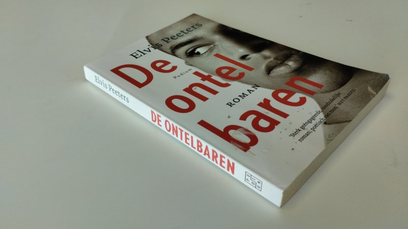 Tweedehands boek: De ontelbaren van auteur Elvis Peeters - In redelijke staat. Nederlandstalige paperback, gebruikssporen aan kaft en lichte slijtage, met potlood onderstreept en/of aantekeningen gemaakt, pagina’s verder compleet.