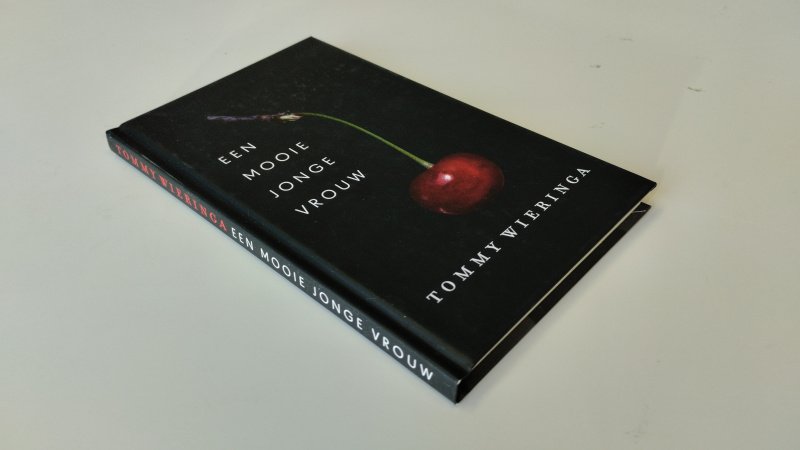 Tweedehands boek: Een mooie jonge vrouw van auteur Tommy Wieringa - In zeer goede staat. Nederlandstalige hardcover zonder stofomslag, minimale gebruikssporen aan kaft, pagina’s schoon, strak en onbeschreven.