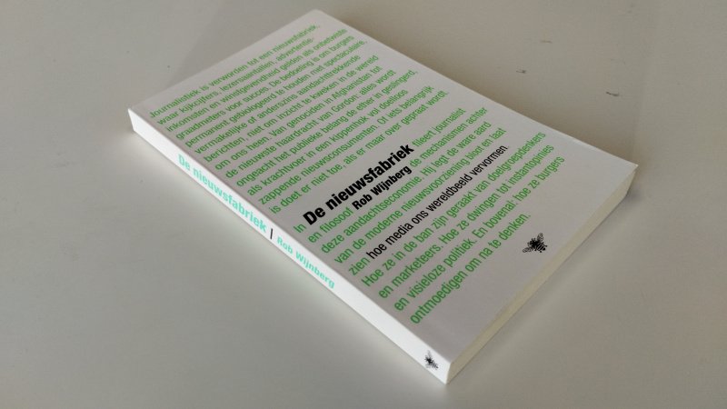 Tweedehands boek: De nieuwsfabriek van auteur Rob Wijnberg - Als nieuw. Nederlandstalige paperback, vrijwel ongebruikt exemplaar, pagina’s schoon, strak en onbeschreven.