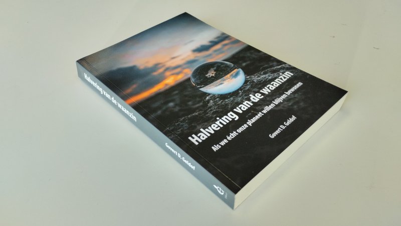 Tweedehands boek: Halvering van de waanzin van auteur Govert Daan Geldof - In zeer goede staat. Nederlandstalige paperback, minimale gebruikssporen aan kaft, pagina’s schoon, op schutblad geschreven