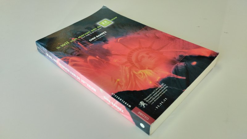 Tweedehands boek: Ik Wil Niet Sterven Aan de Xxste Eeuw van auteur Dirk Barrez - In redelijke staat. Nederlandstalige paperback, gelezen, met gebruikssporen aan kaft en lichte slijtage, pagina’s leesbaar.