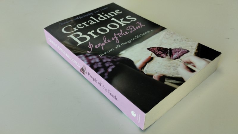 Tweedehands boek: People of the Book van auteur David Stacton - In zeer goede staat. Engelstalige paperback, minimale gebruikssporen aan kaft, pagina’s schoon en onbeschreven.