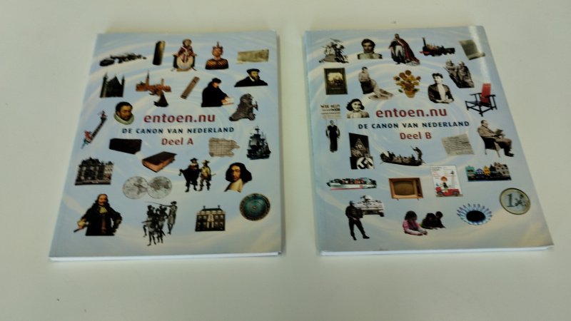 Tweedehands boek: entoen.nu - de canon van Nederland deel A&B van auteur Commissie Ontwikkeling Nederlandse Canon - In zeer goede staat. Nederlandstalige hardcover set (2 delen), minimale gebruikssporen aan kaften, pagina’s schoon en onbeschreven.