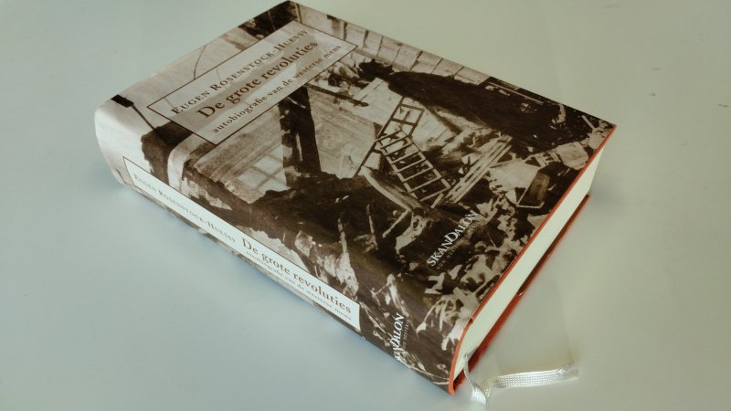 Tweedehands boek: De grote revoluties van auteur Eugen Rosenstock-Huessy - Zo goed als nieuw. Nederlandstalige hardcover met leeslint, nauwelijks gebruikssporen, pagina’s schoon en onbeschreven.