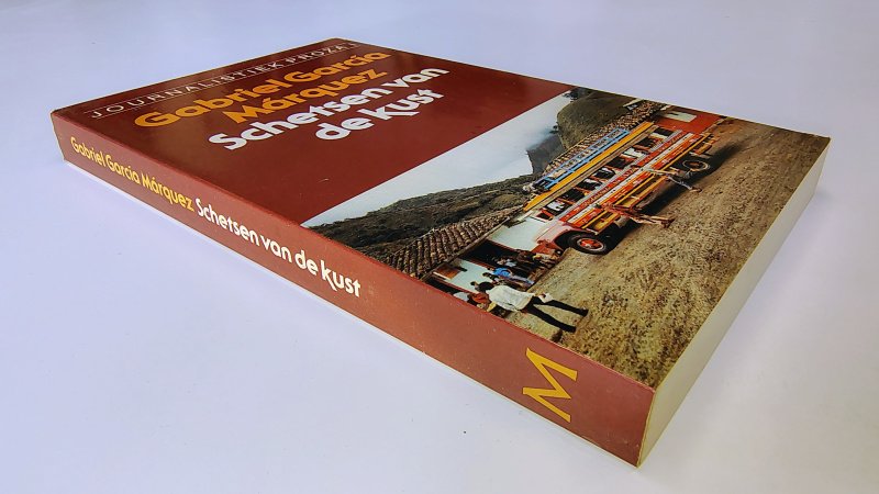 Tweedehands boek: Schetsen van de kust van auteur Gabriel García Márquez - Paperback met rechte rug zonder leesvouwen. Achterkant kaft verkleurd. Naampje voorin, verder onbeschreven en netjes.