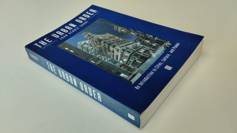 Tweedehands boek: The Urban Order van auteur John Rennie Short - In redelijke staat. Engelstalige paperback. Lichte gebruikerssporen aan randen/hoeken en lichte verkleuring, naam op schutblad weggeknipt, zinnen onderstreept met potlood en of aantekeningen gemaakt.