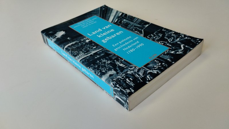 Tweedehands boek: Land van kleine gebaren van auteur Remieg Aerts - In redelijke staat. Nederlandstalige paperback. Gebruikssporen aan randen/hoeken en aantekeningen met potlood in het boek, verder compleet en goed leesbaar.