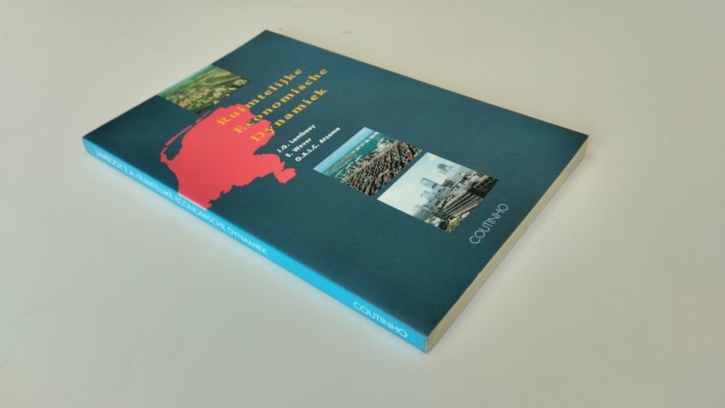 Tweedehands boek: Ruimtelijke economische dynamiek van auteur J.G. Lambooy - In redelijke staat. Nederlandstalige paperback. Gebruikssporen aan randen/hoeken en lichte verkleuring, met potloodonderstrepingen in de tekst, naam op schutblad eruit geknipt, verder compleet en bruikbaar.