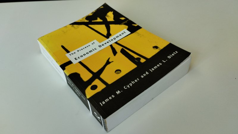 Tweedehands boek: The Process of Economic Development van auteur James M. Cypher, James L. Dietz - In redelijke staat. Engelstalige paperback. Gebruikssporen aan randen/hoeken, met potlood aantekeningen in de tekst en naam uit het schutblad geknipt, verder compleet en goed bruikbaar.