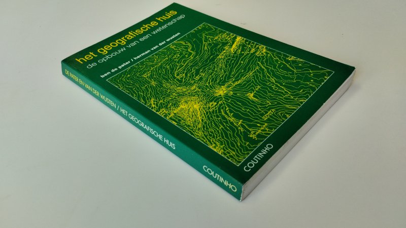Tweedehands boek: Het geografische huis van auteur Ben de Pater, Bernard Cornelis Pater - In redelijke staat. Nederlandstalige paperback. Gebruikssporen aan randen/hoeken en lichte verkleuring, met potlood aantekeningen/onderstrepingen in de tekst en naam uit het schutblad geknipt, verder compleet en bruikbaar.
