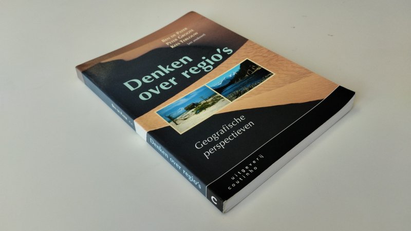 Tweedehands boek: Denken over regio's van auteur Ben de Pater - In redelijke staat. Nederlandstalige paperback. Gebruikssporen aan kaft en randen, met potlood onderstrepingen en aantekeningen in de tekst en naam uit het schutblad geknipt, verder compleet en bruikbaar.