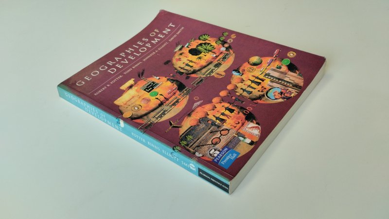 Tweedehands boek: Geographies of Development van auteur Robert B. Potter, Tony Binns, Jennifer A. Elliott - In redelijke staat. Engelstalige paperback. Gebruikssporen aan kaft en randen, met potloodonderstrepingen en aantekeningen in de tekst en naam uit het schutblad geknipt, verder compleet en goed bruikbaar.