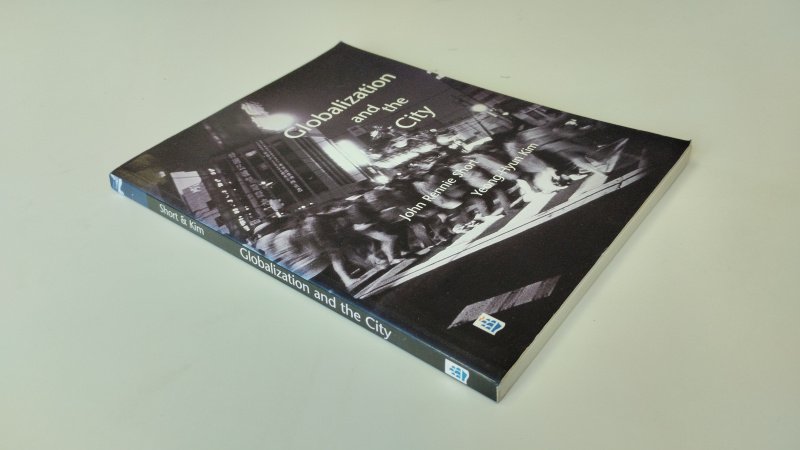 Tweedehands boek: Globalization and the City van auteur John R. Short, Yeong-Hyun Kim - In redelijke staat. Engelstalige paperback. Gebruikssporen aan kaft en randen, met potloodonderstrepingen en aantekeningen in de tekst en naam uit het schutblad geknipt, verder compleet en goed bruikbaar.