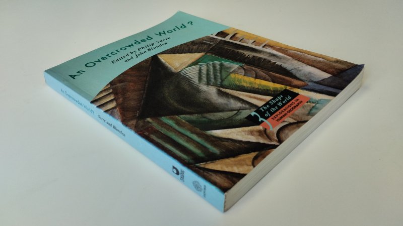 Tweedehands boek: An Overcrowded World? van auteur Philip Sarre, John Blunden - In redelijke staat. Engelstalige paperback. Gebruikssporen aan kaft en randen, met potlood onderstrepingen en aantekeningen in de tekst en naam uit het schutblad geknipt, verder compleet en goed bruikbaar.