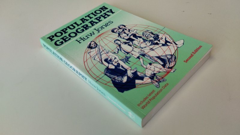 Tweedehands boek: Population Geography van auteur Huw R Jones - In goede staat. Engelstalige paperback. Lichte gebruikssporen aan kaft en randen, naam voorin, verder schoon en stevig exemplaar.