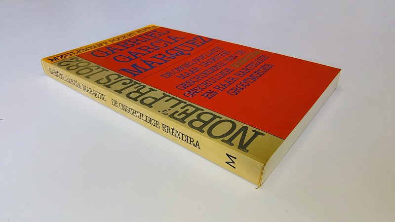 Tweedehands boek: De ongelooflijke maar droevige geschiedenis van de onschuldige Eréndira en haar harteloze grootmoeder van auteur Gabriel García Márquez - Paperback met rechte rug zonder leesvouwen. Lichte gebruikerssporen puntjes kaft. Naampje voorin, eerste vier bladzijdes hoekjes bovenaan gebogen.