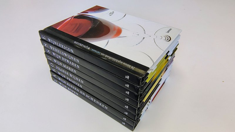 Tweedehands boek: De Kleine Wijnbibliotheek Van Larousse - 8 delen van auteur Larousse en Ruyter - 8 Hardcovers ogen aan de buitenkant als nieuw! De witte bladzijdes zijn in sommige boekjes licht verkleurd, verder onbeschreven en netjes.