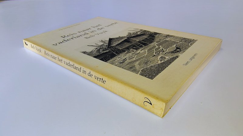 Tweedehands boek: Reis naar het vaderland in de verte van auteur Beb Vuyk - Paperback met flappen. Kaft en rug verkleurd en een beetje vlekkerig. Binnenwerk onbeschreven en netjes.