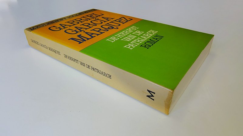 Tweedehands boek: De herfst van de patriarch van auteur Gabriel García Márquez - Pocket met lichte verkleuring rug en lichte gebruikerssporen puntjes kaft. Binnenwerk onbeschreven en netjes.