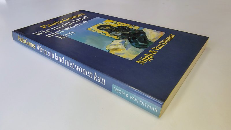 Tweedehands boek: Wie in zijn land niet wonen kan van auteur Paula Gomes - Paperback met flappen en licht scheefgelezen ruggetje zonder leesvouwen. Extra vouw binnenkant voor flap. Lichte vouw achterkant kaft in de hoek. Binnenwerk onbeschreven en netjes.