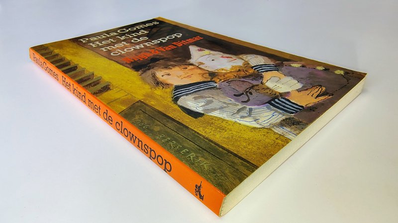Tweedehands boek: Het kind met de clownspop van auteur Paula Gomes - Paperback met licht scheefgelezen ruggetje zonder leesvouwen. Lichte gebruikerssporen puntjes kaft. Binnenwerk onbeschreven en netjes.
