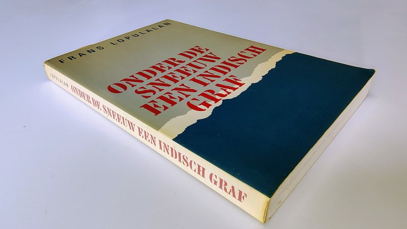 Tweedehands boek: Onder de sneeuw een Indisch graf van auteur Frans Lopulalan - Paperback met verkleurde kaft en lichte gebruikerssporen randen kaft. Binnenwerk onbeschreven en netjes.