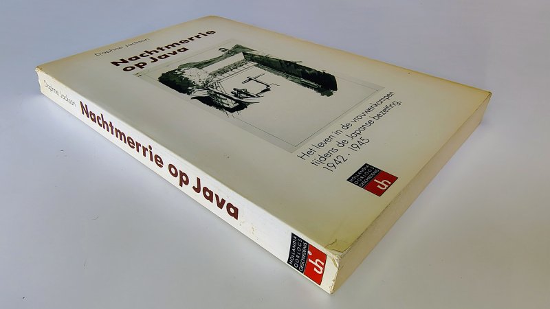 Tweedehands boek: Nachtmerrie op Java van auteur Daphne Jackson - Paperback met licht scheefgelezen ruggetje en lichte leesvouwen. Kaft verkleurd en lichte gebruikerssporen randen. Binnenwerk onbeschreven en netjes.