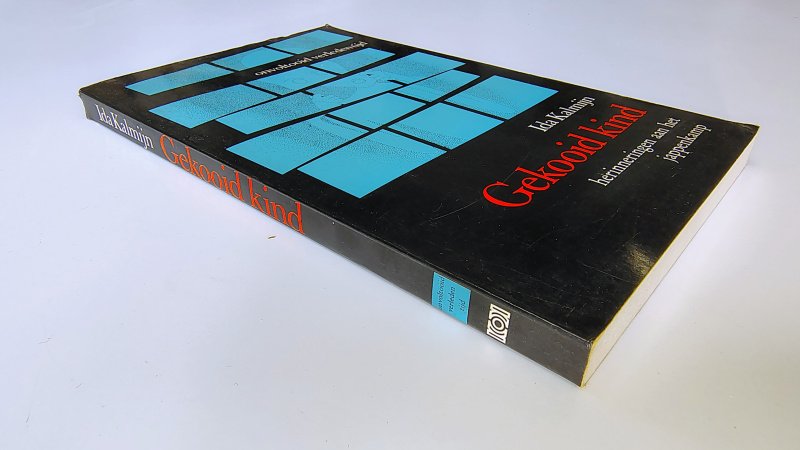 Tweedehands boek: Gekooid kind, herinneringen aan het jappenkamp van auteur Ida Kalmijn - Paperback met rechte rug zonder leesvouwen. Lichte gebruikerssporen puntjes kaft. Achterkant kaft bij de rug licht ingescheurd 1cm. Binnenwerk onbeschreven en netjes.