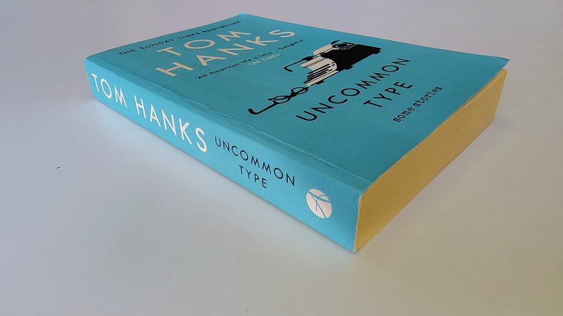 Tweedehands boek: Uncommon Type van auteur Tom Hanks - Engelstalige paperback met rechte rug zonder leesvouwen. Vouw op de kaft langs de rug en lichte slijtage puntjes kaft. Binnenwerk onbeschreven en netjes.