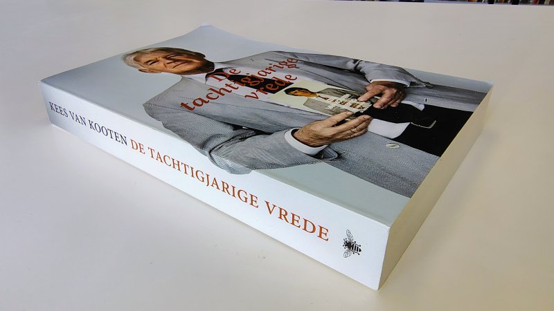 Tweedehands boek: De tachtigjarige vrede van auteur Kees van Kooten - Paperback met rechte rug zonder leesvouwen. Puntjes bovenin klein vouwtje in de eerst 15 blz en onderin de eerst 3. Binnenwerk verder onbeschreven en netjes.