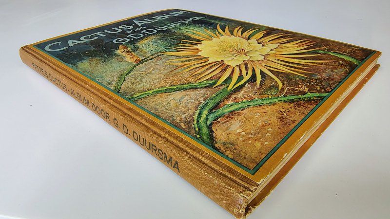 Tweedehands boek: Cactus-Album van auteur G.D. Duursma - Hardcover met linnen rug. Slijtage randen rug en kaft. Binnenwerk roestvlekken, compleet met alle plaatjes