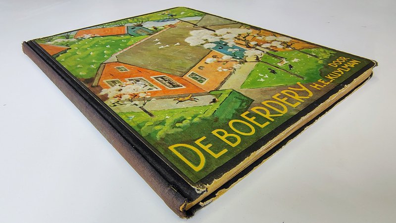Tweedehands boek: Verkade album De Boerderij van auteur H.E. Kuylman - Hardcover met linnen rug. Slijtage randen kaft. 5 pagina's aan de onderzijde ingescheurd. Roest vlekjes en verkleuring, ex-libris voorin. Plaatsjes compleet en goed.