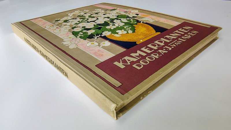 Tweedehands boek: Verkade album Kamerplanten van auteur A.J. van Laren - Hardcover met linnen rug. Lichte slijtage kaft. Ex-libris voorin. Blz 58 aantekening in mooi handschrift. Roestvlekjes en verkleuring. Compleet met alle plaatjes.