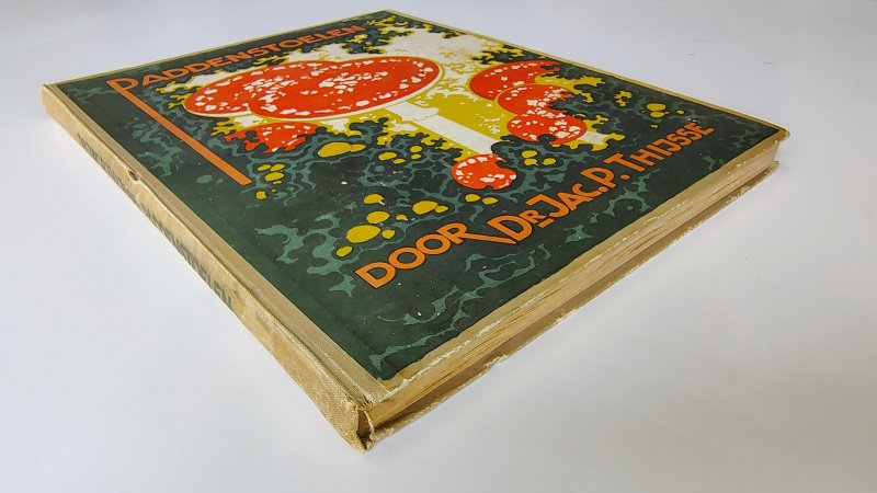Tweedehands boek: Verkade album Paddenstoelen van auteur Jac P. Thijsse - Hardcover met linnen rug. Slijtage langs de randen kaft en rug. Gaatje in rug langs voorkant kaft. Plaatjes compleet plus nr 39 en 91 extra. Bladzijdes licht bobbelig, roestvlekjes en ex-libris voorin.