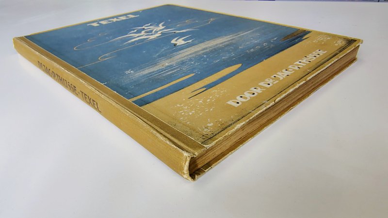 Tweedehands boek: Verkade album Texel van auteur Jac P. Thijsse - Hardcover met linnen rug. Duidelijke slijtage randen kaft, rug en achterzijde kaft. Ex-libris voorin. Compleet met alle plaatjes. Verkleuring schutbladen. Lichte roestvlekjes.