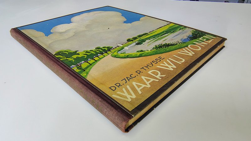 Tweedehands boek: Verkade album Waar wij wonen van auteur Jac P. Thijsse - Harcover met linnen rug. Lichte slijtage randen kaft. Verkleuring rug. Ex-libris voorin. Schutbladen verkleurd. Lichte roestvlekjes. Plaatjes compleet met 3 extra lossen nr: 19, 22 en 25.