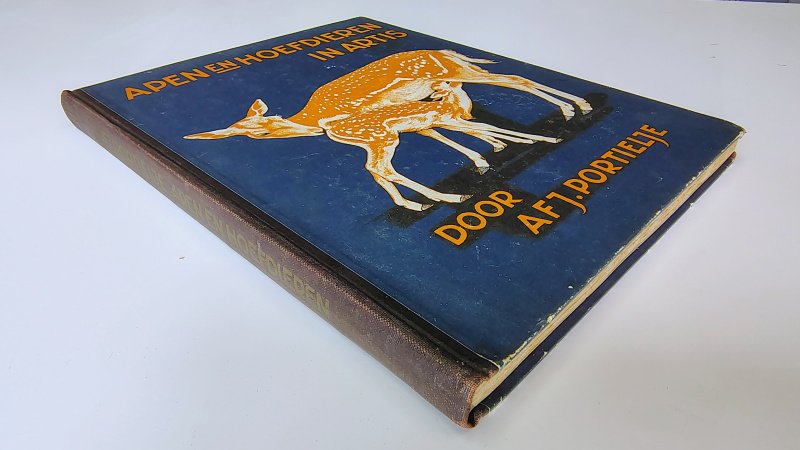 Tweedehands boek: Verkade Album Apen en Hoefdieren in Artis van auteur AFJ. Portielje - Hardcover met linnen rug. Slijtage randen kaft en achterzijde kaft. Ex-libris voorin. Roestvlekjes. Plaatsje compleet.