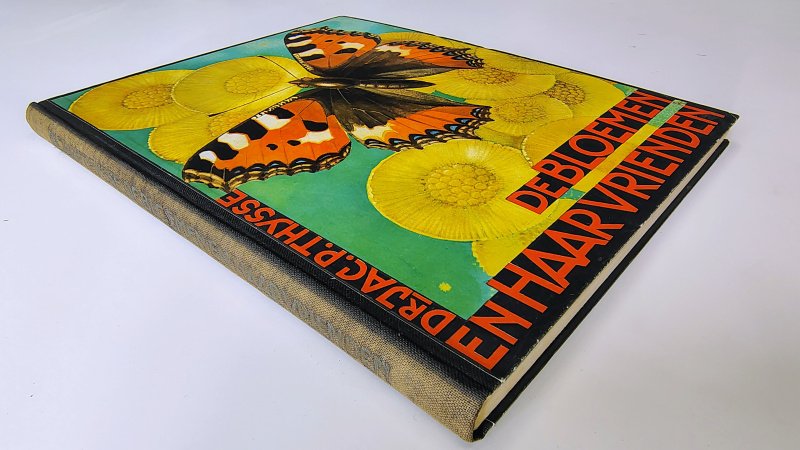 Tweedehands boek: Verkade Album De Bloemen van auteur Jac P Thijsse - Hardcover met linnen rug. Lichte slijtage randen kaft. Rug verkleurd. Binnenwerk ex-libris voorin, lichte roestvlekken. Schutbladen verkleurd. Compleet met alle plaatjes.