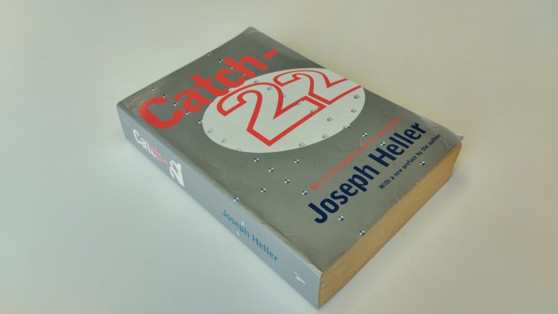 Tweedehands boek: Catch-22 van auteur Joseph Heller - In goede staat. Engelstalige Paperback met lichte gebruikerssporen aan de kaft. Pagina's vergeeld maar netjes en onbeschreven.