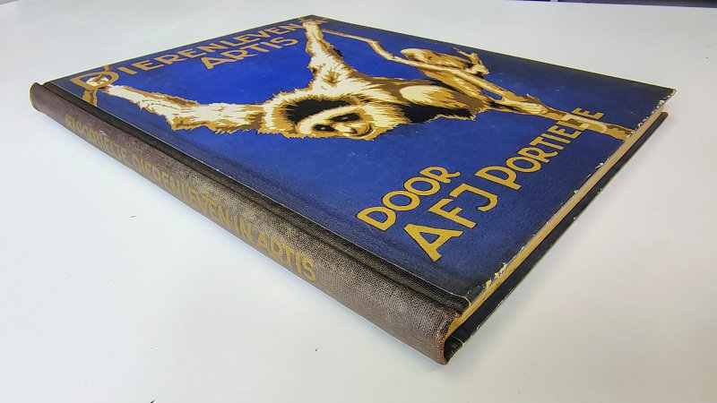 Tweedehands boek: Verkade Album Dierenleven in Artis van auteur AFJ. Portielje - Hardcover met linnen rug. Lichte slijtage en gebruikerssporen randen kaft. Lichte verkleuring rug. Schutbladen verkleurd. Ex-libris voorin, roestvlekjes. Compleet met alle plaatjes.