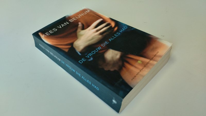 Tweedehands boek: De vrouw die alles had van auteur Kees van Beijnum - In goede staat. Paperback met gekromde rug, Pagina's netjes en onbeschreven.
