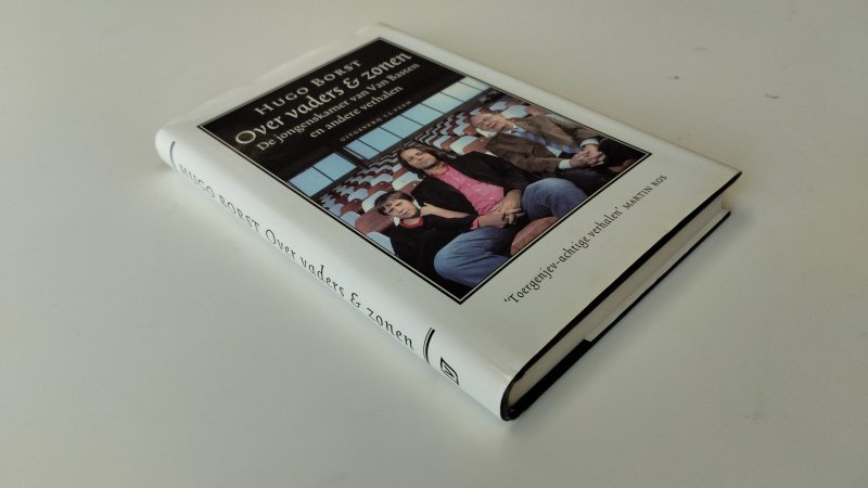Tweedehands boek: Over vaders & zonen van auteur Hugo Borst - In zeer goede staat. Hardcover met stofomslag. Lichte gebruikerssporen aan de kaft. Pagina's netjes en onbeschreven