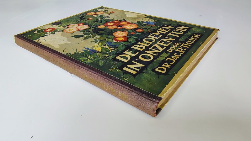 Tweedehands boek: Verkade Album De Bloemen in onzen tuin van auteur Jac P Thijsse - Hardcover met linnen rug. Slijtage randen kaft, verkleuring rug. Ex-libris voorin, schutbladen verkleurd, roestvlekjes. Compleet met alle plaatsjes. Blz 81 onderaan lichte inscheuring. Met 2 extra plaatjes nr. 46 en 38
