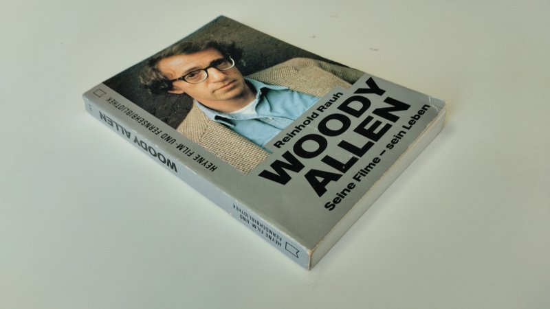 Tweedehands boek: Woody Allen van auteur Reinhold Rauh - In goede staat. Duitstalige paperback. Lichte gebruikssporen aan kaft, hoekje licht gestoten, pagina’s netjes en schoon. Op de snede zit groen vlekje