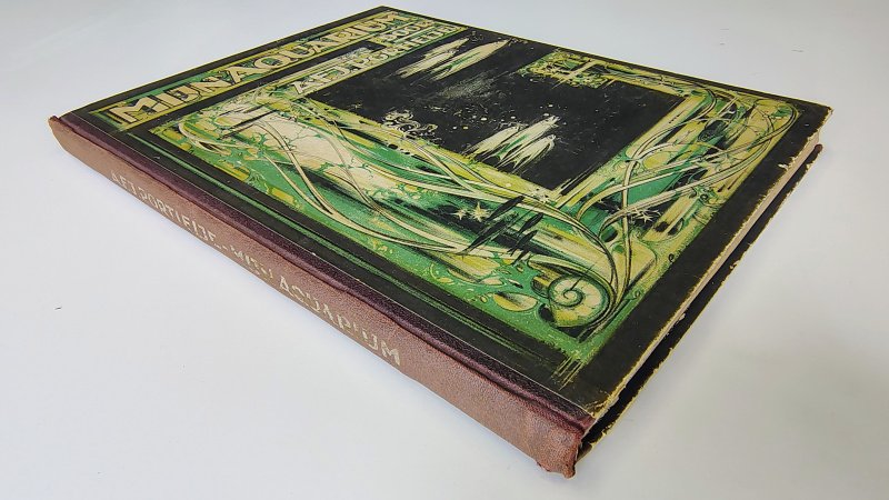 Tweedehands boek: Verkade Album Mijn Aqaurium van auteur AFJ. Portielje - Hardcover met linnen rug. Slijtage randen kaft en achterzijde kaft. Rug verkleurd en boven en onder ook slijtage. Ex-libris voorin, roestvlekjes, binding laat hier en daar iets los. Plaatjes compleet.