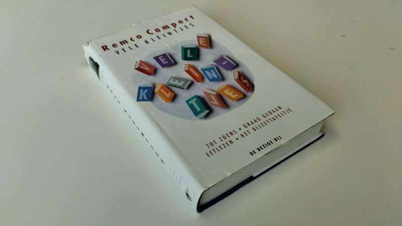 Tweedehands boek: Vele kleintjes van auteur Remco Campert - In goede staat. Nederlandstalige hardcover met stofomslag. Stofomslag licht gekreukt en met gebruikssporen, kaft en pagina’s netjes en schoon.